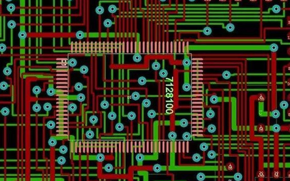 图1：两种PCB模型的部分电路。顶图：传统设计版本。